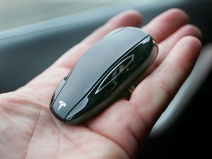teslas-model-s-car-key-innovation