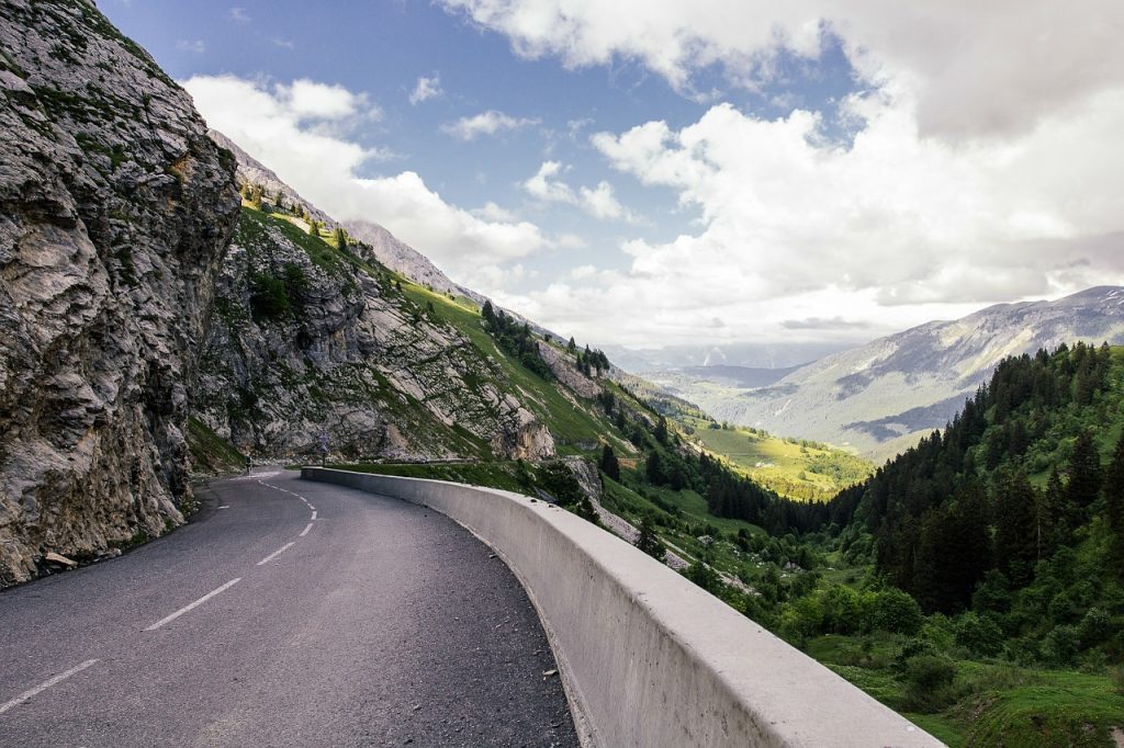 driving-on-mountain