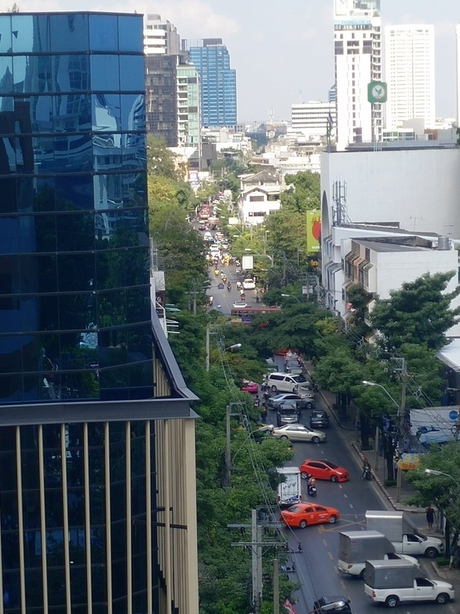 6-wheel-truck-hit-41-car-at-Eakkamai-road