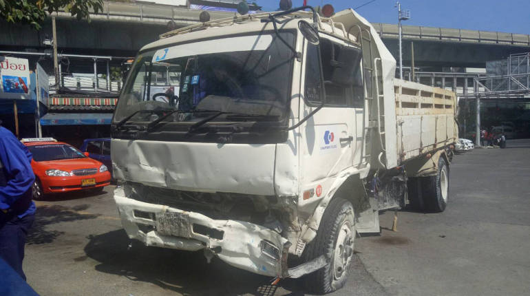 6-wheel-truck-hit-41-car-at-Eakkamai-road