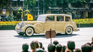 royal-car-of-king-rama-10-rolls-royce-silver-sport-limousine