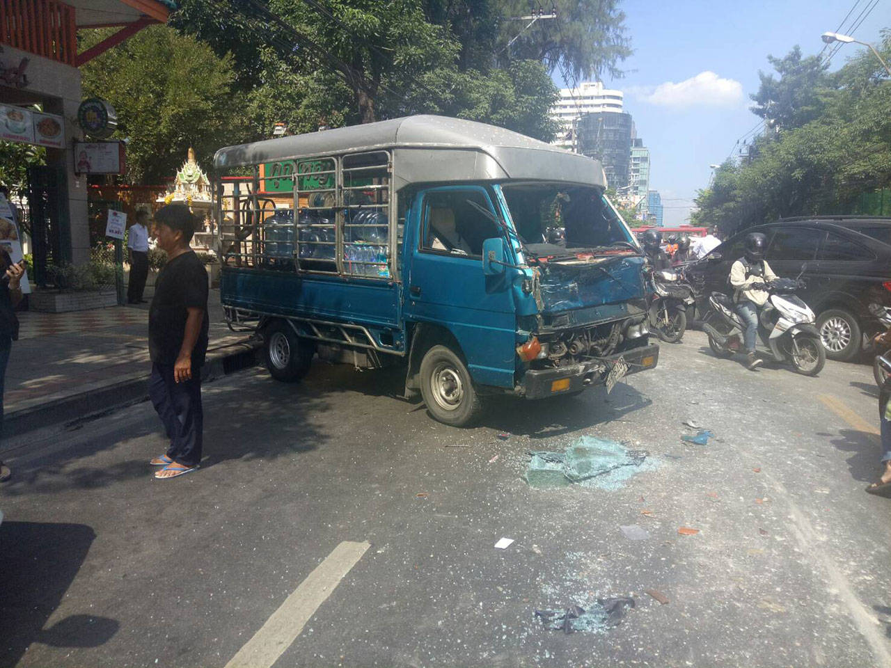 6-wheel-truck-hit-41-car-at-Eakkamai-road